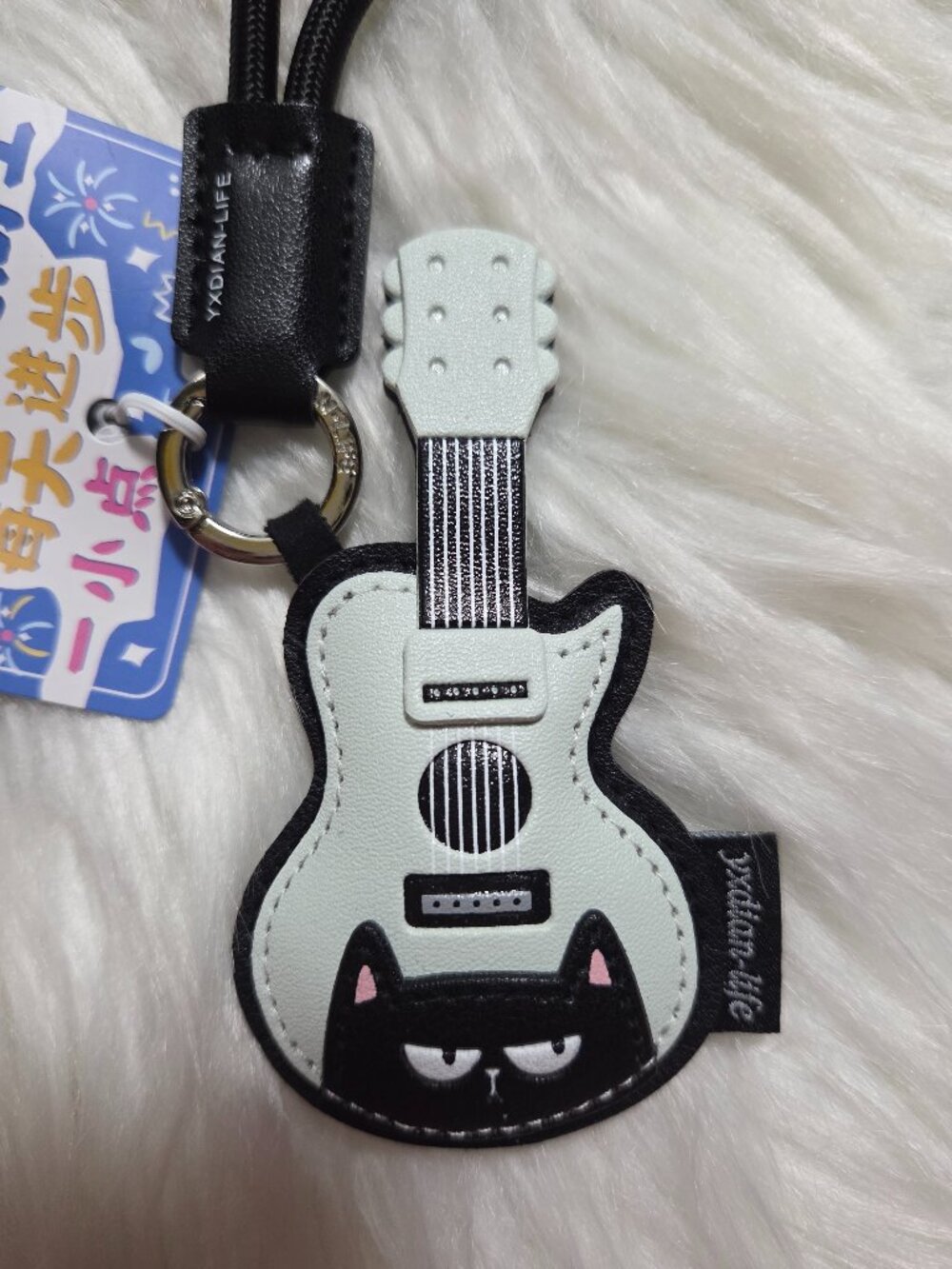 Cat Guitar Design Keychain - Picture 4 of 5